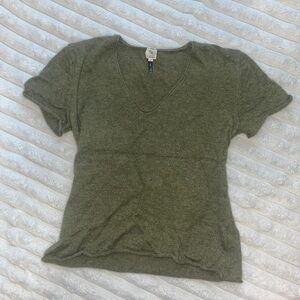 Cashmere Qi Olive Short Sleeve V-Neck Top
